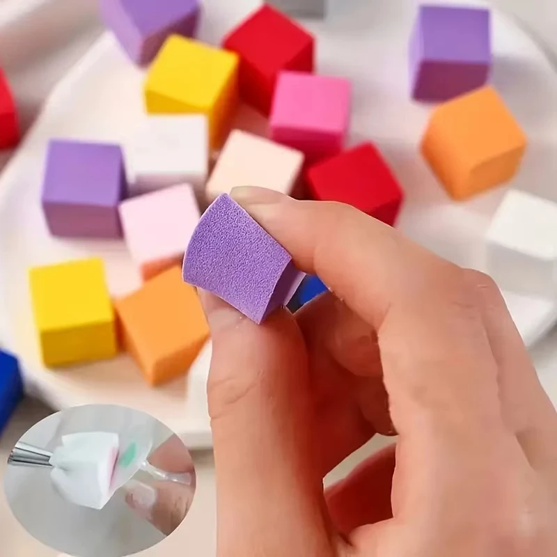 مجموعة إسفنجة فنية متدرجة مكونة من 100 قطعة مع 4 شوكات لسهولة إمساك طلاء الأظافر، مناسبة لخلط ألوان طلاء الأظافر الجلية