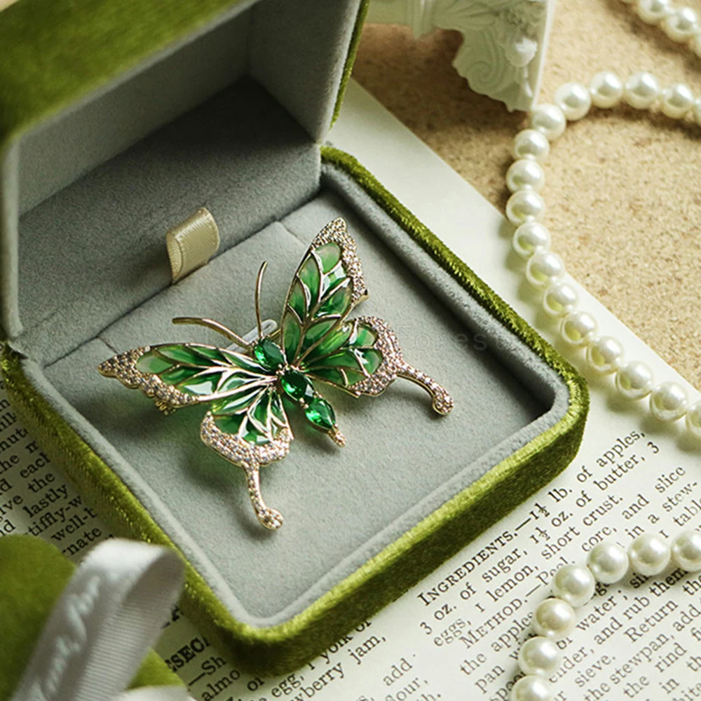 Exquisite Green Crystal Butterfly Brooch Fashion Metal Lapel Pins for Women Girl Suit Sweater Badges Jewelry Accessories Gift