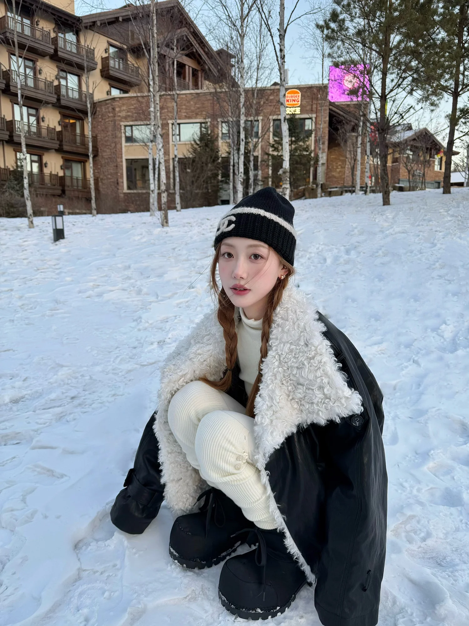 ラムシープスキンショートパーカーコート レディース 厚手 暖かい冬用アウター カジュアルスタイル スタンダードフィット PUレザー 保温機能付き