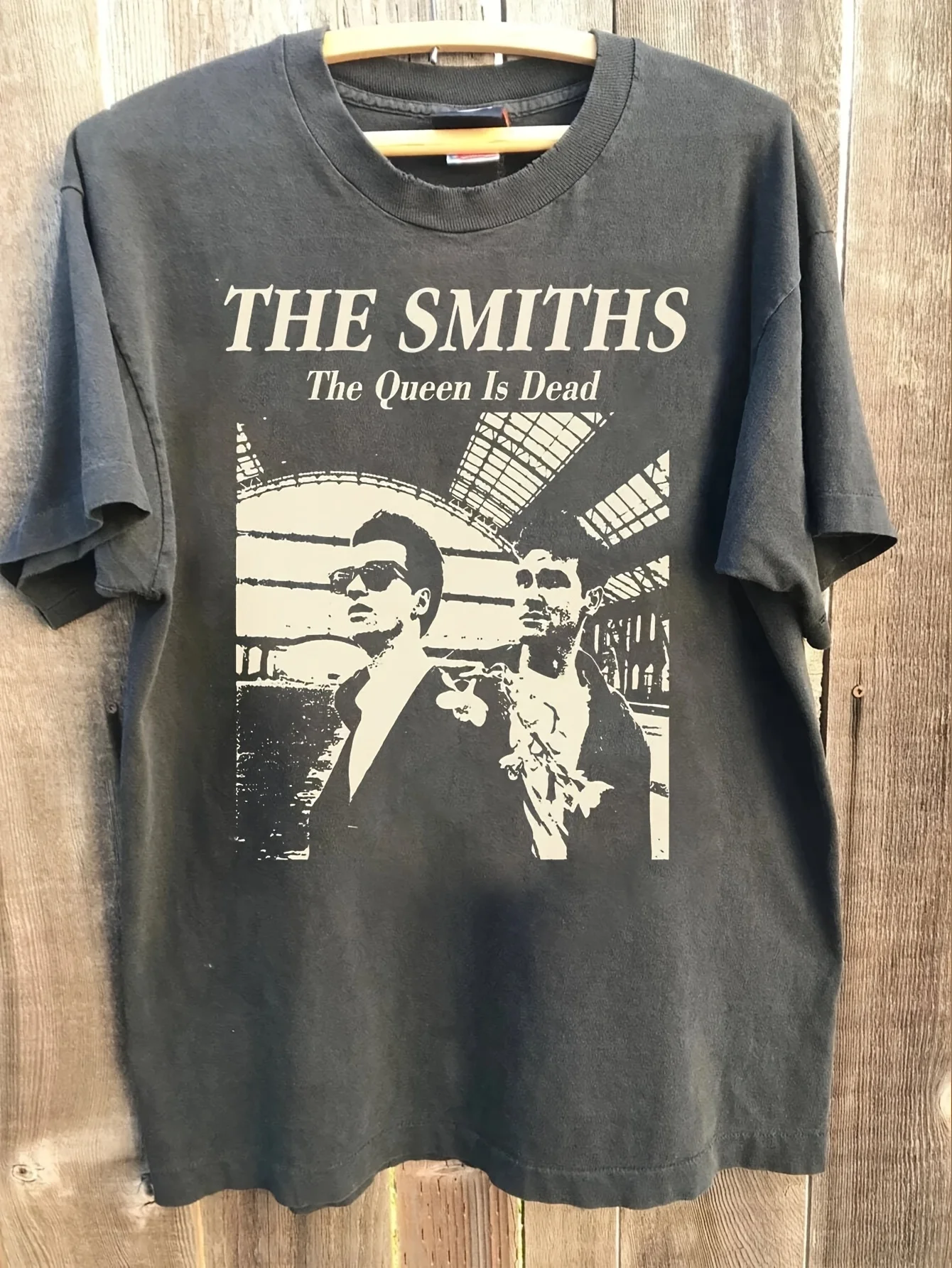 Smith Shirt The Queen is Dead Smoky Grey T-Shirt Classic Crew Neck Slightly Stretch Fabric Casual T-Shirt for All Seasons
