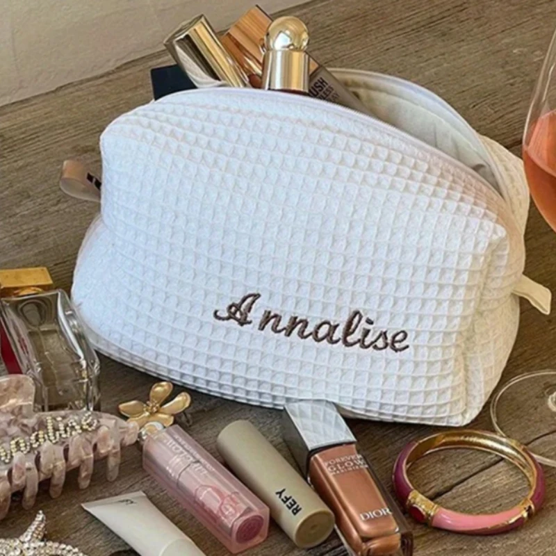Bolsa de maquillaje con nombre bordado personalizado, bolsa de aseo de viaje, bolsa de cosméticos suave y duradera para mujer, regalo perfecto para uso diario de boda