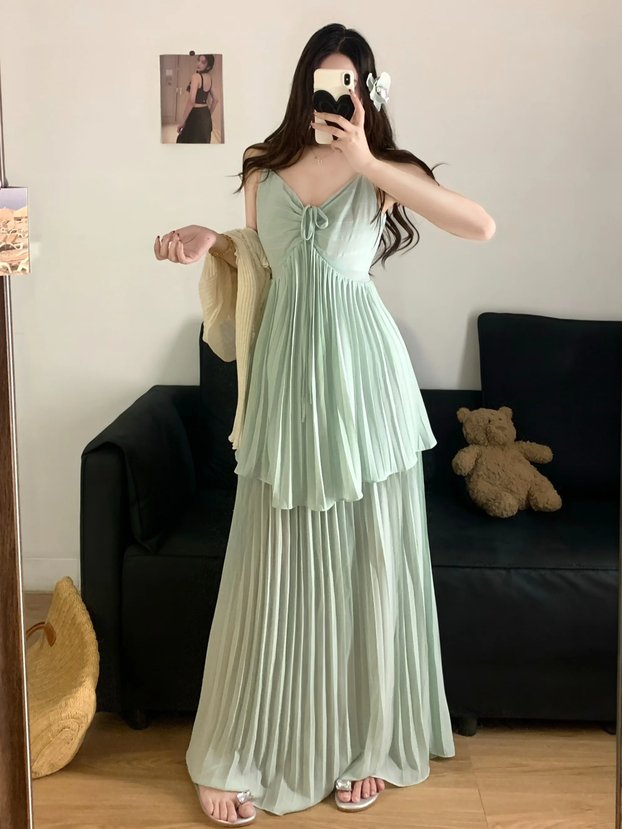 

Летний комплект из двух предметов: женское макси-платье больших размеров с V-образным вырезом, поясом и плиссировкой, а также открытый кардиган в повседневном стиле, дышащий материал.