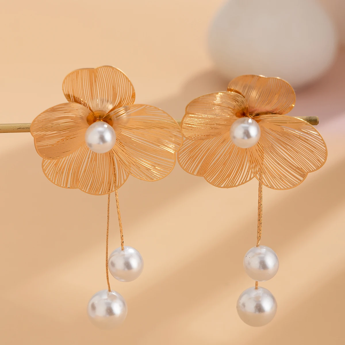 Fashion Aesthetics Metal Wire Flower Stud Earrings Korean Imitation Pearl Tassel Pendant Earrings Women\'s Elegant Party Jewelry