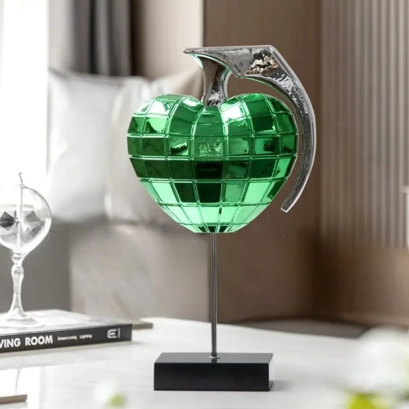 Resin Sculptures Heart Shaped Art Creative Room Ornaments Luxury Aesthetic Living Room Figurines Modern Home Decoration Crafts