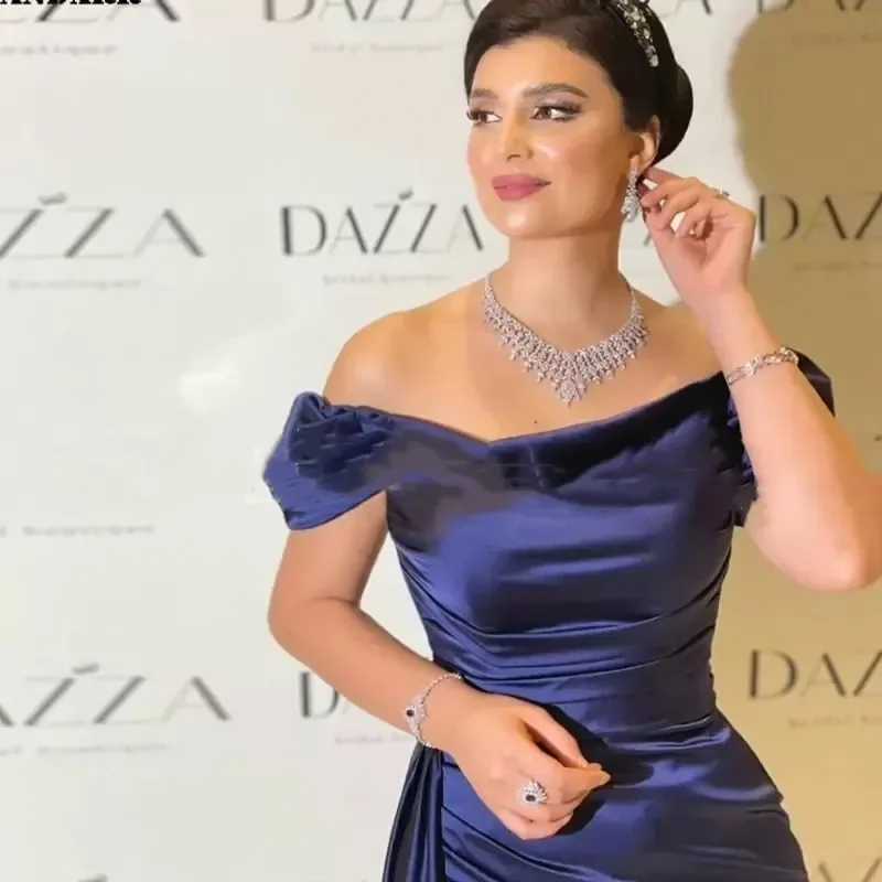 فساتين سهرة أنيقة للمشاهير باللون الأرجواني ملابس الحفلات ذيل بسيط برقبة قارب وأكمام قصيرة من الساتان فساتين حفلات للنساء بدون أكتاف