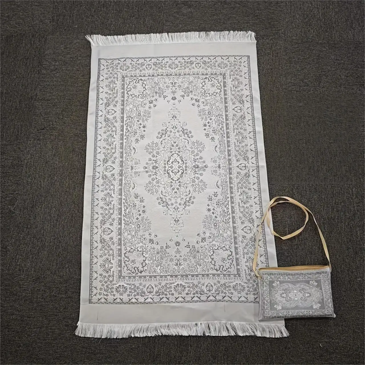 VIKAMA Islamic Prayer Mat with Tassels, Hand-Washable, Portable Ramadan Gift, Suitable for All Pilgrimage Activities