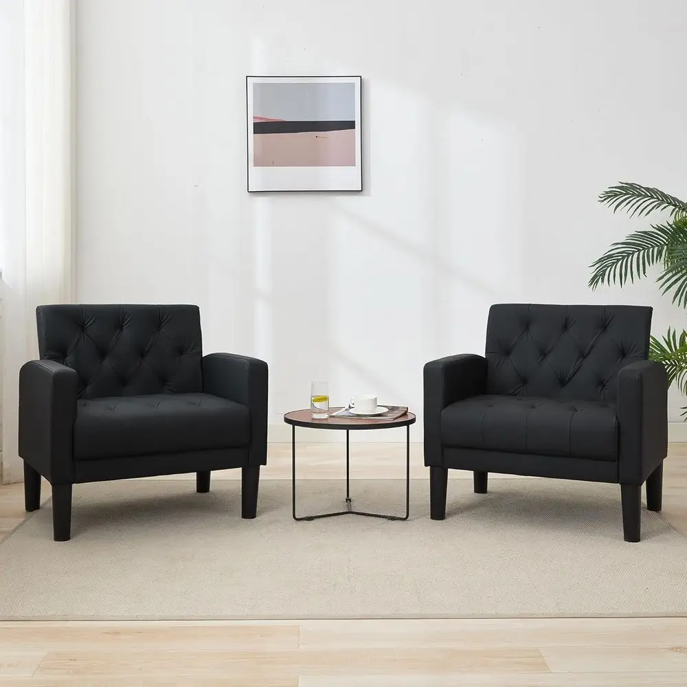 

Пара комфортных современных черных кожаных кресел с акцентными элементами для гостиной, кабинета, офиса или спальни