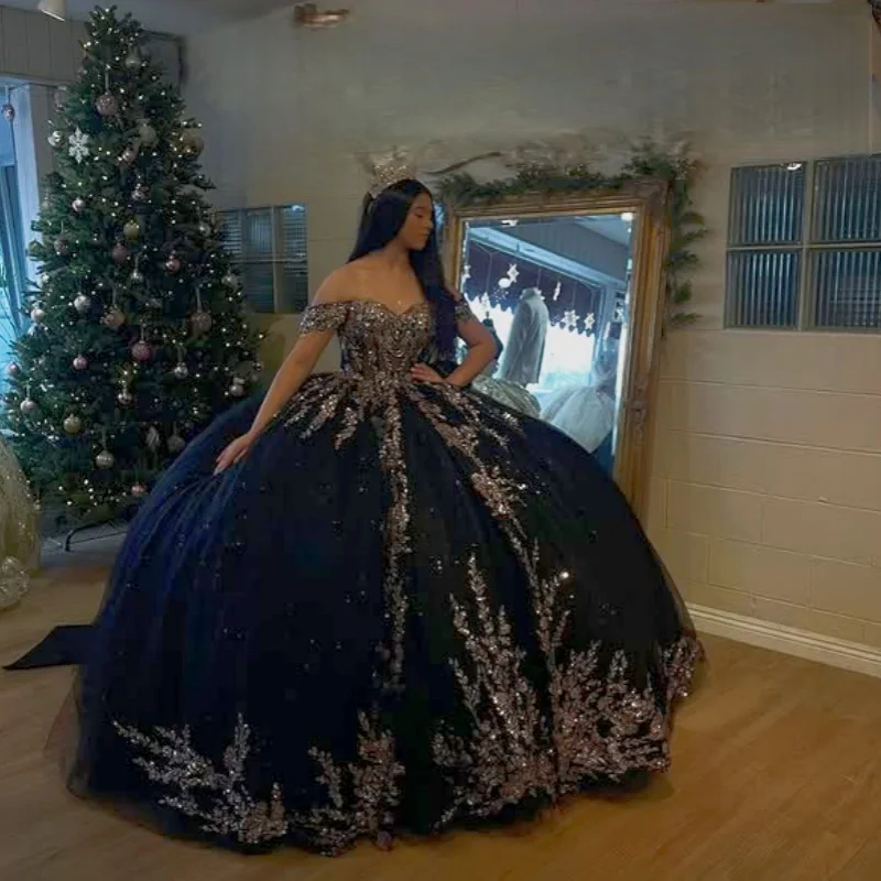 반짝이는 검정색 킨세아녜라 드레스, 오프숄더 글리터 데칼, 롱테일 리본, 15세 생일 드레스 ﻿ 맞춤 제작