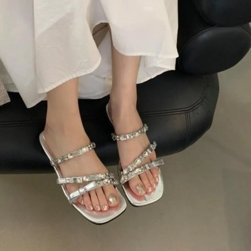 

Нескользящие износостойкие шлепанцы на низком каблуке с открытым носком и бантом, женские летние шлепанцы с квадратным носком и стразами