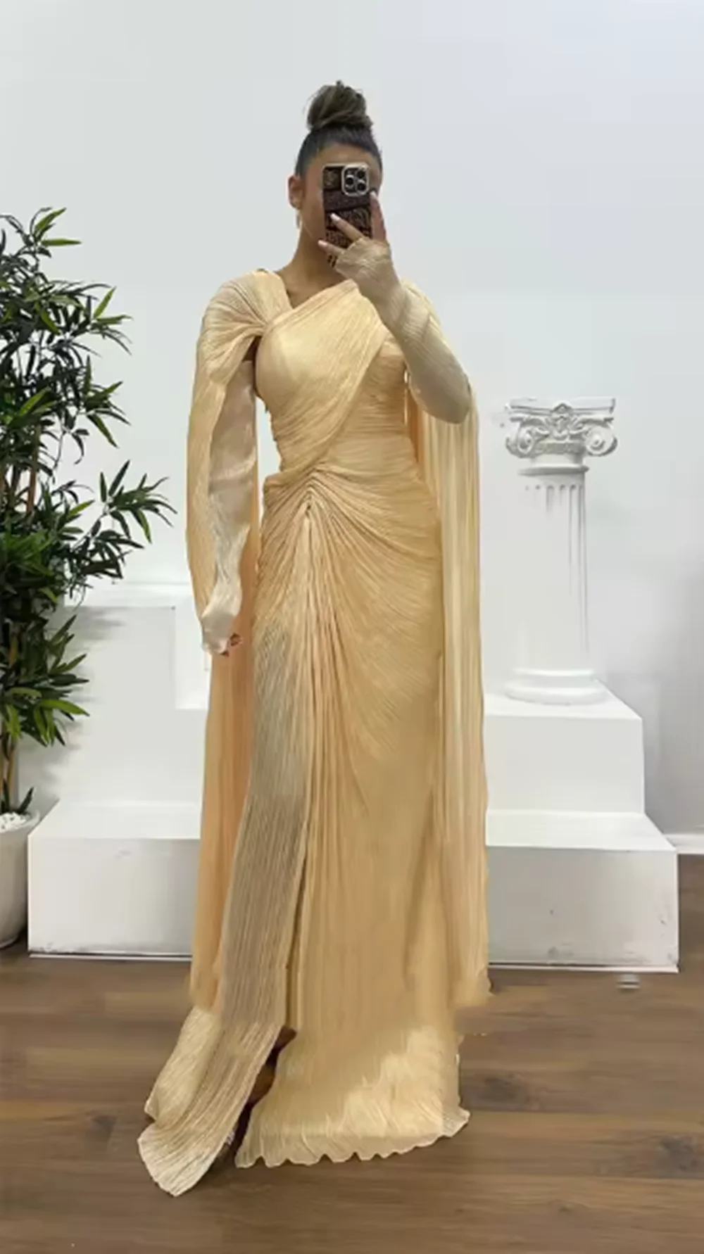 Abiti da festa a sirena dorata Scoop Manica lunga Limo laterale Piega Abito da ballo da sera Abiti da ballo lunghi fino al pavimento 2025 Personalizzato