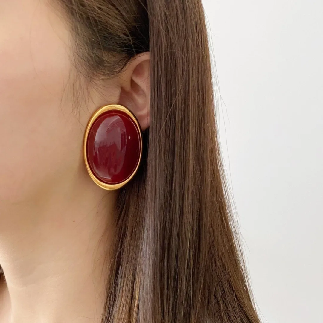 حار مصمم النحاس مطلي الذهب البيضاوي الأحمر الأذن كليب الأقراط الكبيرة النساء أعلى جودة أوروبا المجوهرات الفاخرة الاتجاه