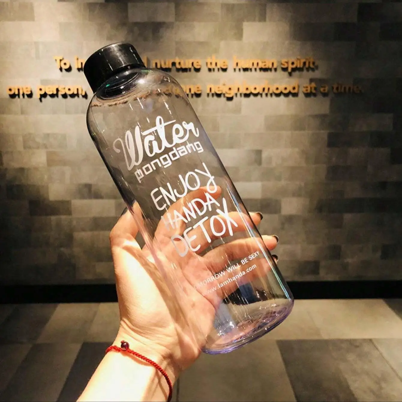 Kunststoff-Wasserflasche mit großem Fassungsvermögen, einfaches Buchstaben-Design, ideal für Reisen im Home-Office, tragbarer Trinkbecher für den täglichen Gebrauch