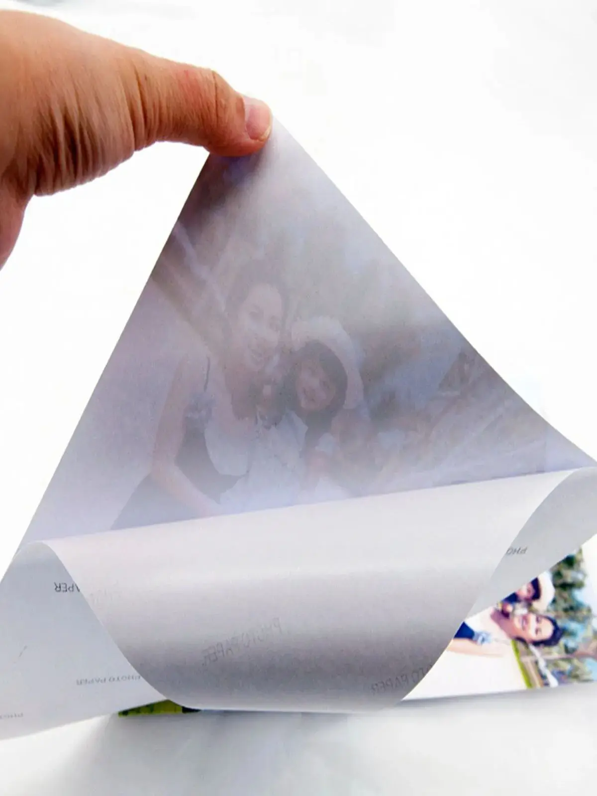 ESHANG Selbstklebendes Fotopapier, A4 Glänzendes Aufkleberpapier für Tintenstrahldrucker, 8,3 x 11,7 Zoll, 50 Blatt, 135 GSM 36Ib – Detail 7