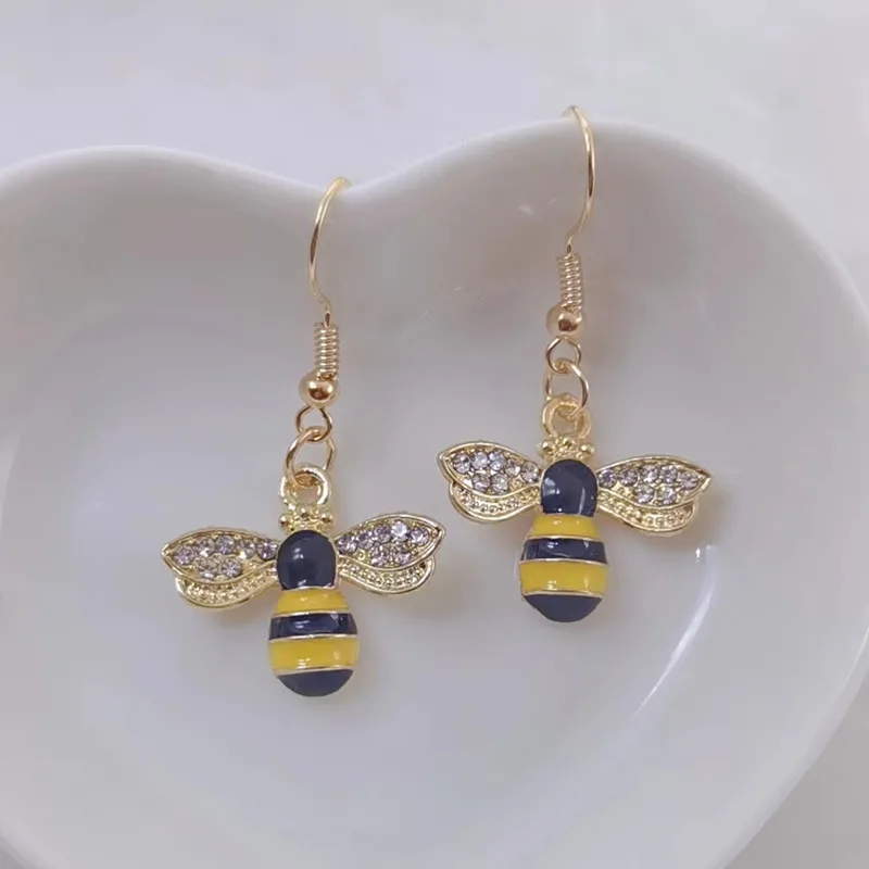 Fashionable honeycomb hexagonal enamel earrings, honeycomb bee irregular earrings, simple and elegant geometric earrings