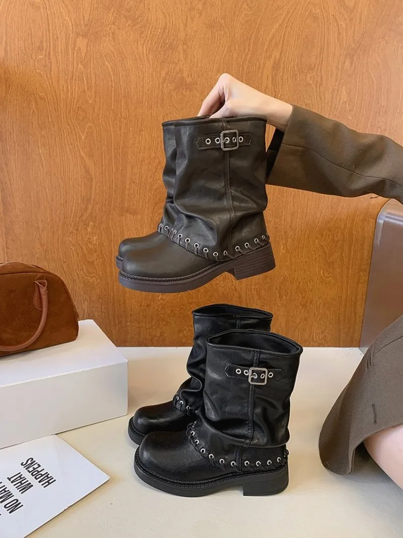 Herbstneuheit: Damen-Stiefeletten im Rock-Stil, kniehoch, mit Nieten und Gürtelschnalle, modische Stiefeletten, kurze Stiefeletten im Patchwork-Stil. – Detail 5