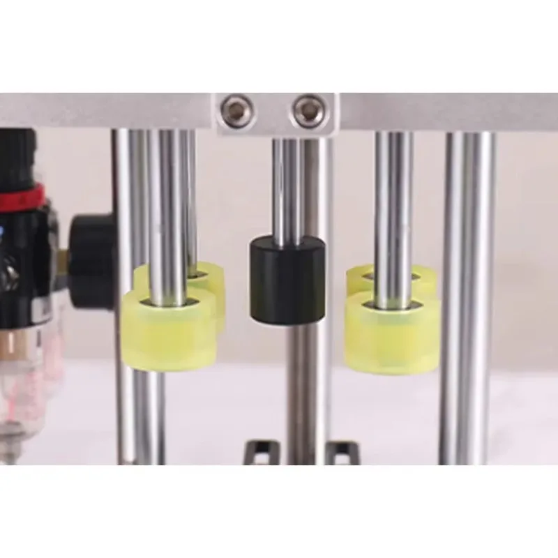 

Полуавтоматическая настольная машина для укупорки бутылок с винтовыми крышками, дозаторами-триггерами, помпами, для дезинфицирующих средств, моющих средств, с насадкой «утиный носик»