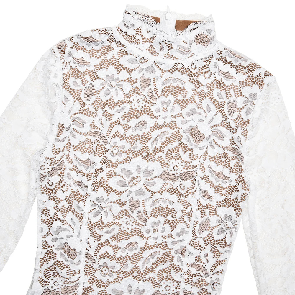 فستان طويل من الدانتيل الفرنسي ملفوف على الورك باللون الأبيض بأكمام طويلة