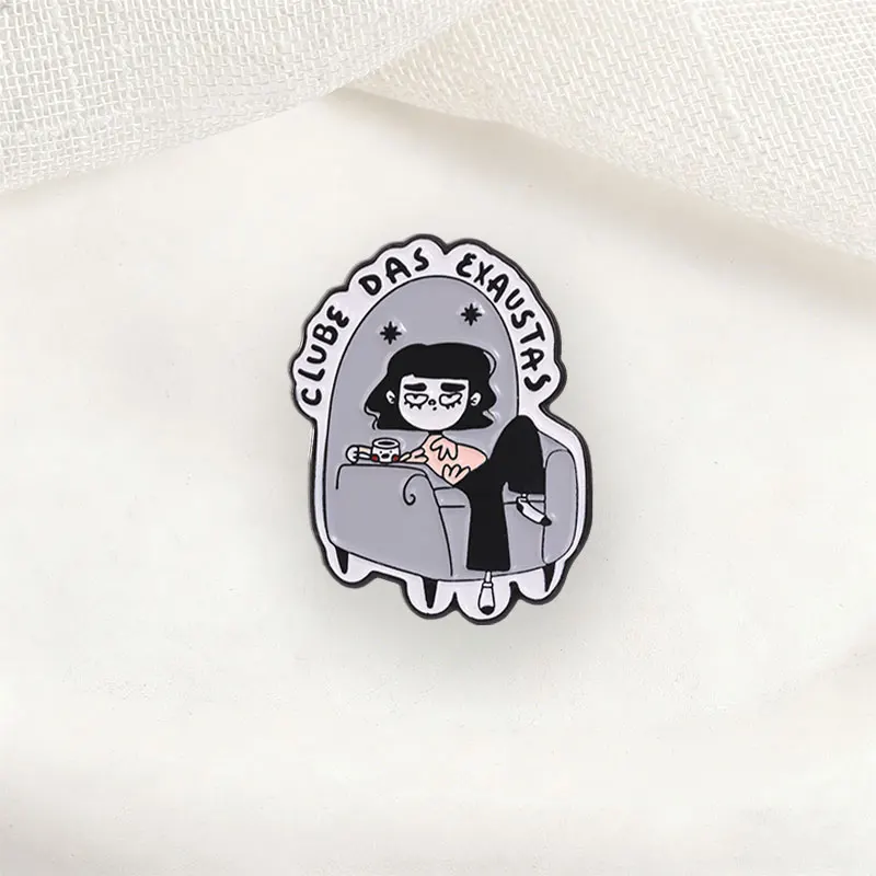 Clube Das Exaustas Zitat Emaille-Abzeichen Müdes Mädchen Sofa Kaffee Cartoon-Stil Legierung Anstecknadel Brosche Schmuck Geschenke für Introvertierte – Detail 6