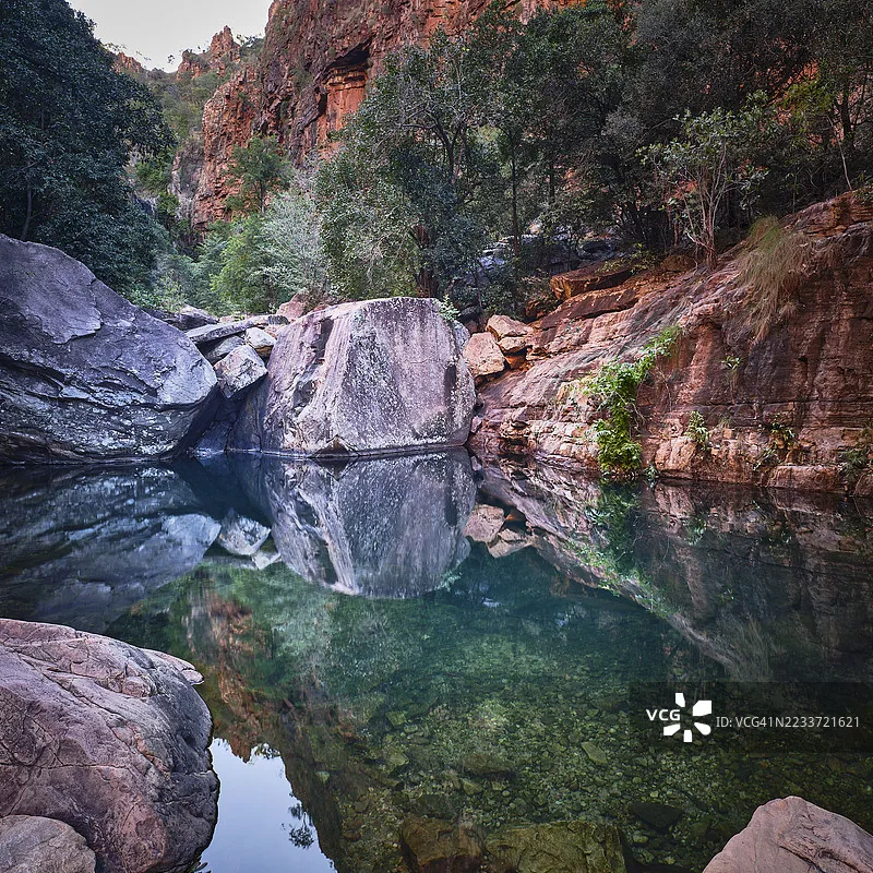 

GAONENG GNB 8S 29.6V 1550mAh 140C lithium battery with XT60 connector, suitable for FPV drones and quadcopters.