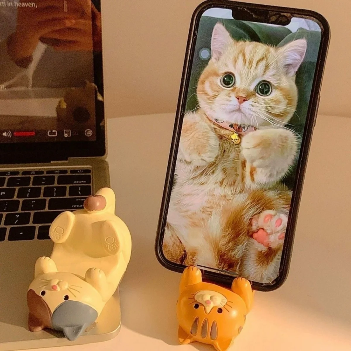 

Cute Cat Shaped Phone Stand, Resin Animal Desktop Holder, Universal Mobile Phone Bracket for Desk & Home Decor