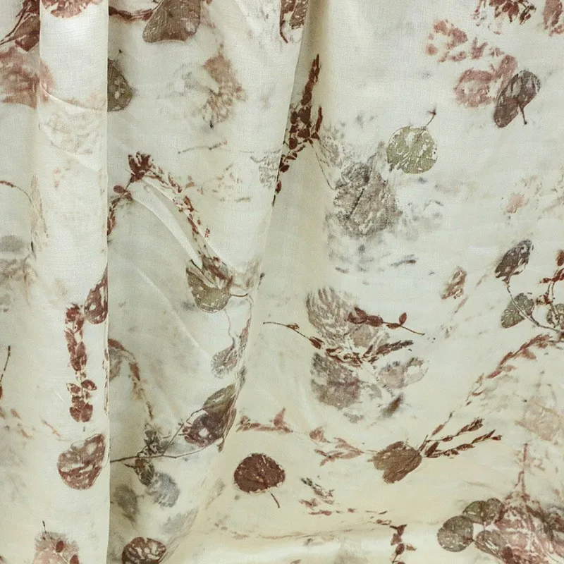 The new Chinese-style silk fabric featuring natural plant dyeing and tussah is unique elegant