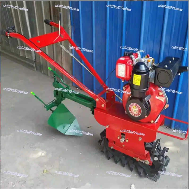 

Ополочная машина на склоне холма Бытовая небольшая дизельная гусеничная микрофрезаторная машина для траншей