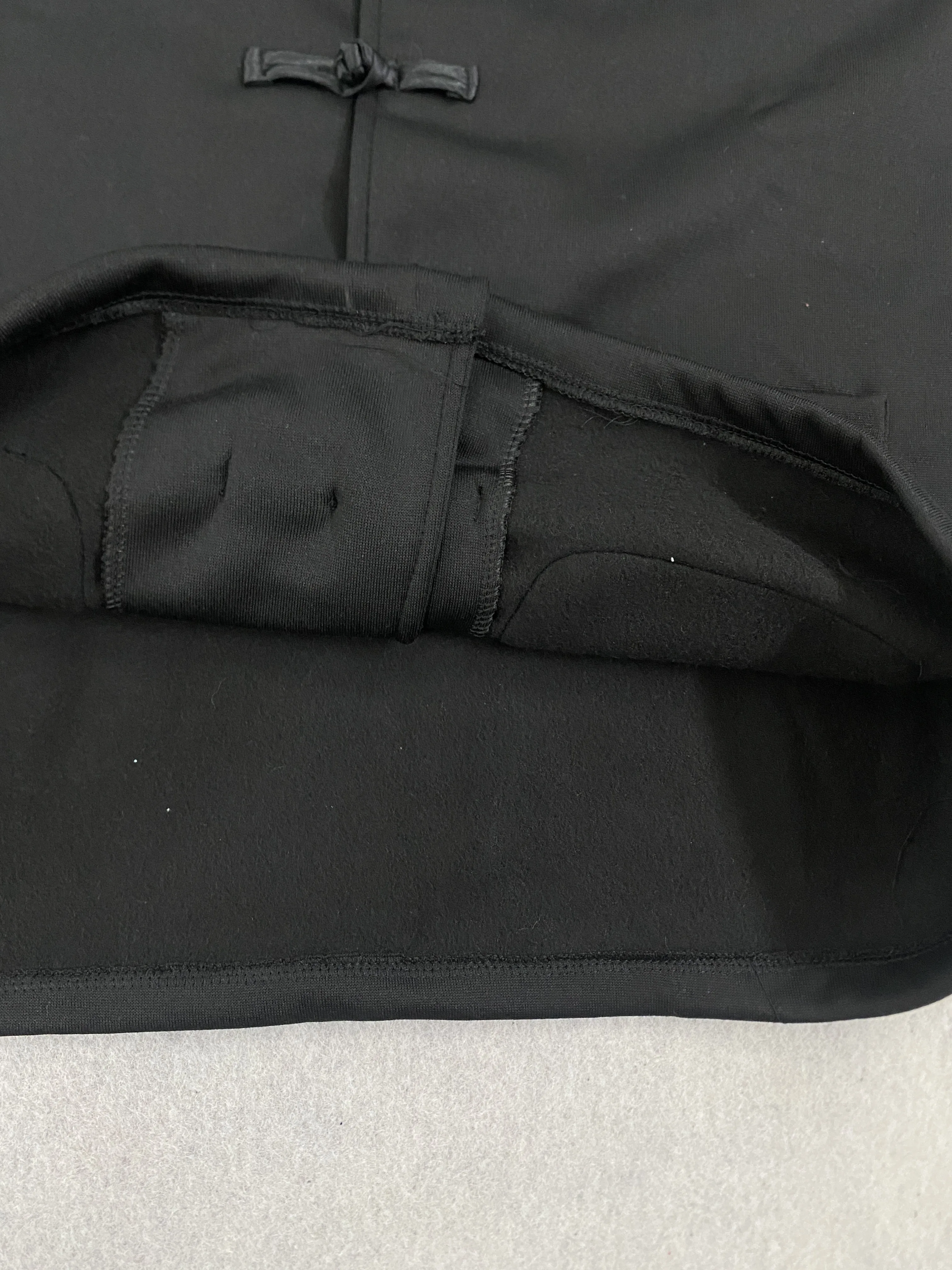 Neuer Strickcardigan im chinesischen Nationalstil mit Streifenmuster, Kragen, Schnalle, doppelten Taschen an den Ärmeln und Kontrastfarben – ein trendiger Mantel. – Detail 7