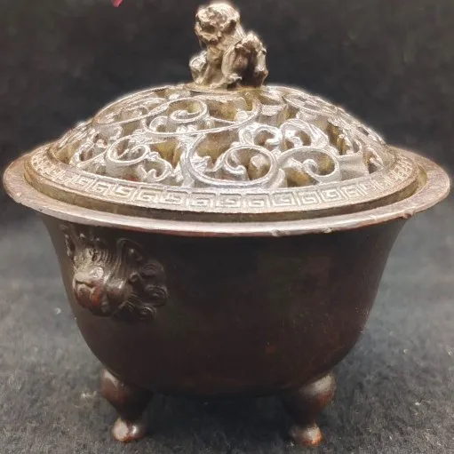 Lion covered tripod incense burner, small smoke incense burner, retro imitation purple copper craftsmanship, old objects of