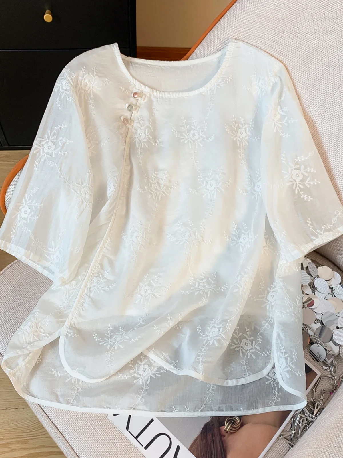 

Новая женская летняя блузка в китайском стиле с вышивкой, из шифона, с коротким рукавом, больших размеров, свободного кроя, скрывающая живот, элегантная, уникальная.