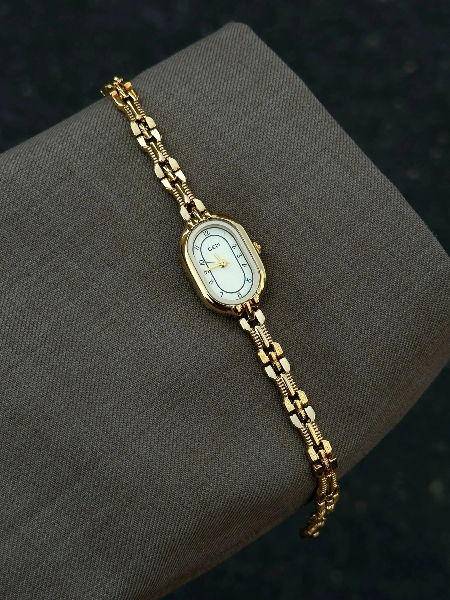 Luxury Gold Ladies Watch Medieval Aristocratic Ladies Watch Exquisite Quartz Watch Waterproof view 4