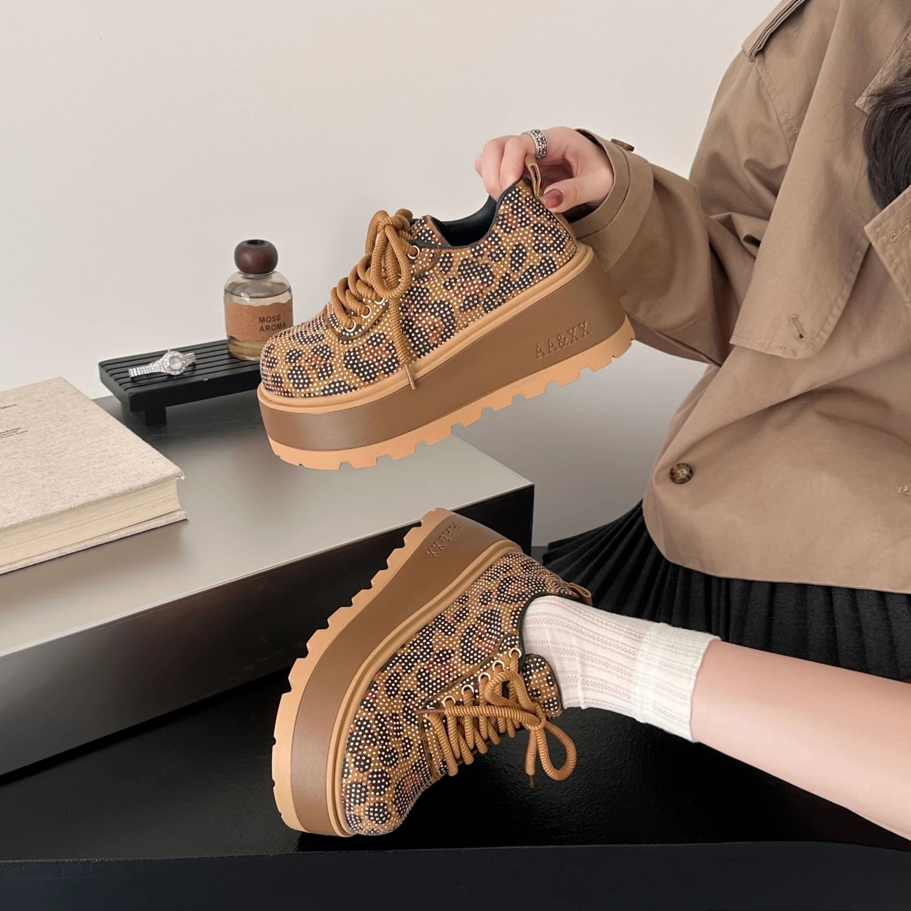 2026 New Women's Waterproof Platform Design Sports Shoes Spring and Autumn Round Head Rhinestone Leopard Decorative Casual Shoes