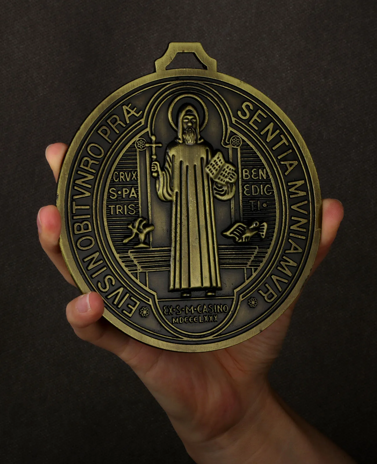 Diyalo 6-Farben großer Exorzismus St. Benedikt Medaille Schild Anhänger Amulett religiöser Schmuck Ornament Andenken Wand Home Decor Geschenke – Detail 5