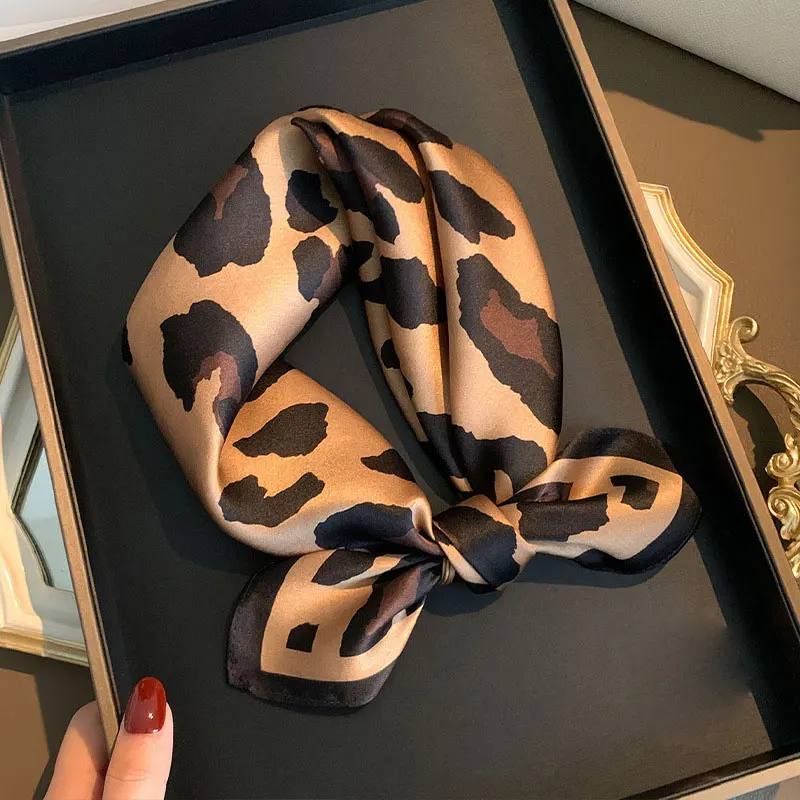 

Шелковый платок Leopard Brand 2025: 100% шелк, для женщин, на шею, для волос, квадратный, с принтом, хиджаб, шарф-косынка, элегантная повязка на голову, шаль