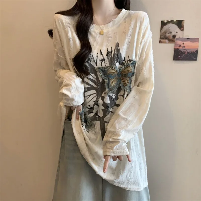 

Женская футболка с длинным рукавом, рваная, винтажная, с нашивкой в виде бабочки, свободного кроя, утягивающая, осенняя новинка 2026, в корейском стиле
