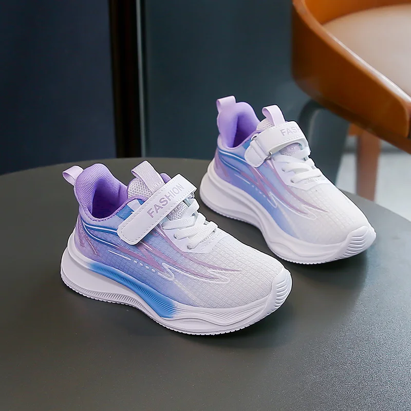 A pair of children's lightweight running trainers, color gradient stripe decor, wear-resistant thick sole student shoes TX-Y8806