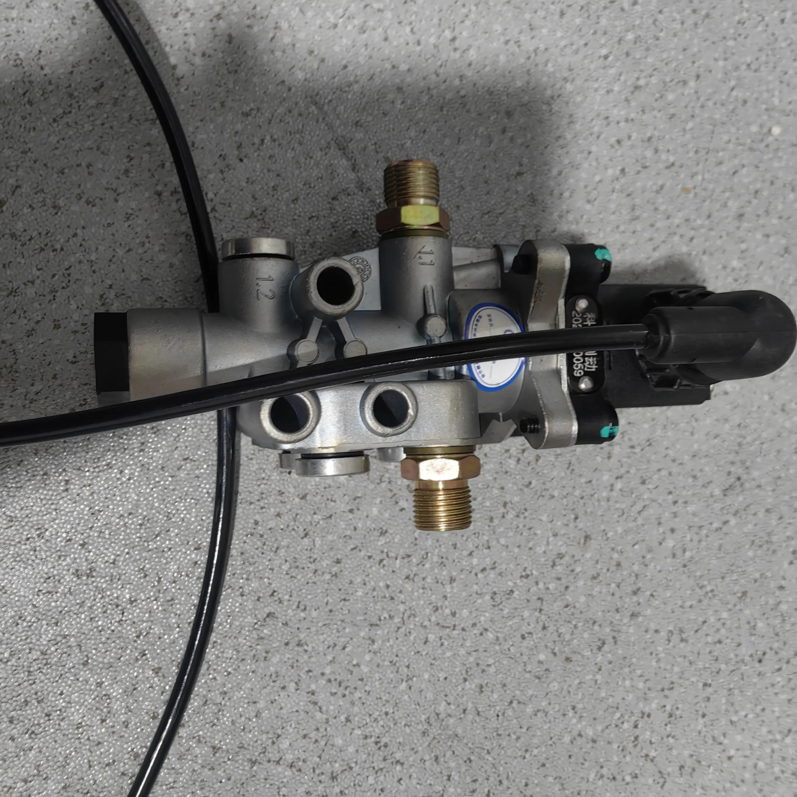 Special silent solenoid valve for lifting bridge