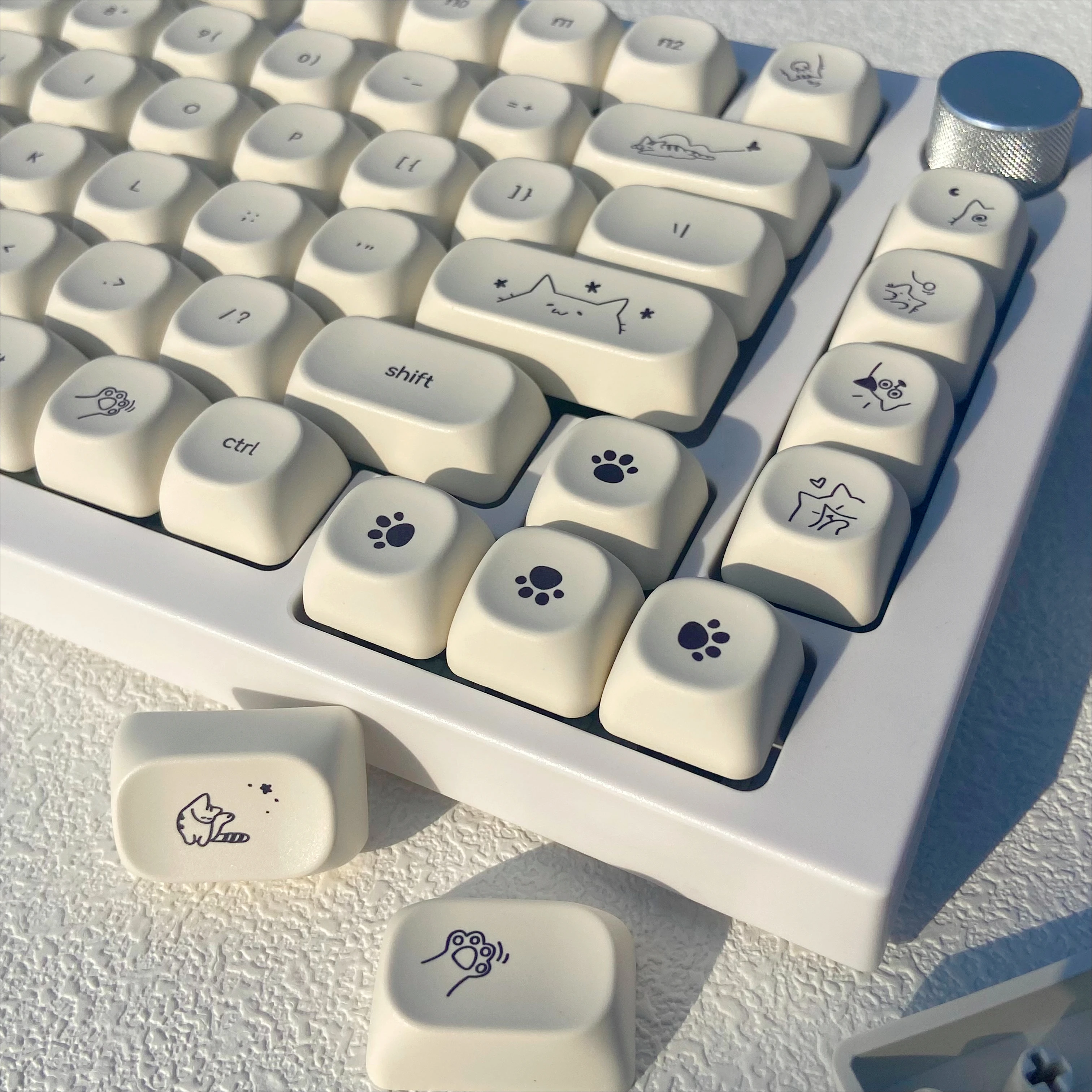 أغطية مفاتيح حليبية لطيفة على شكل قطة الدب شبح أغطية مفاتيح ذات خط صغير أغطية مفاتيح PBT MOA ملف تعريف لوحة مفاتيح ميكانيكية أغطية مفاتيح لوحة مفاتيح للألعاب