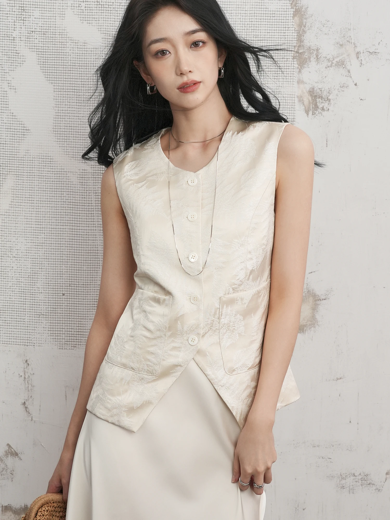 Silk Leaf Embroidery Tank Top Women's Sleeveless round Neck Vest Glossy Summer New Style Commute Style Single Button Closure