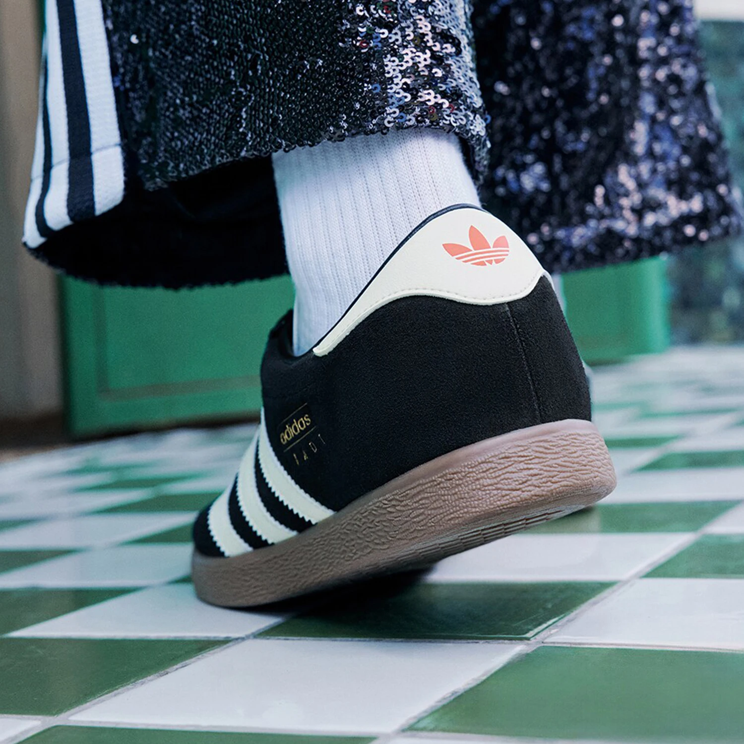 حذاء رياضي Adidas Originals للجنسين كلاسيكي متين للاستخدام الخارجي JR6344