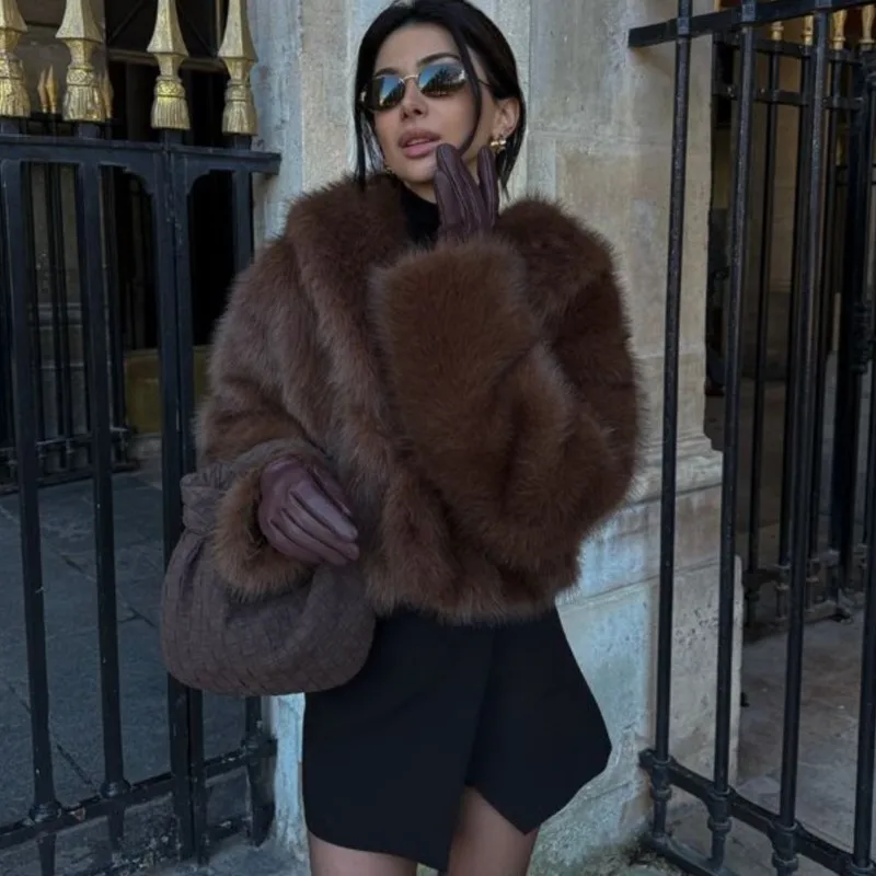 معطف فرو صناعي أوروبي وأمريكي على الموضة لعام 2025 معطف نسائي قصير من فرو الثعلب جديد للخريف والشتاء معطف سترة نسائي قطيفة