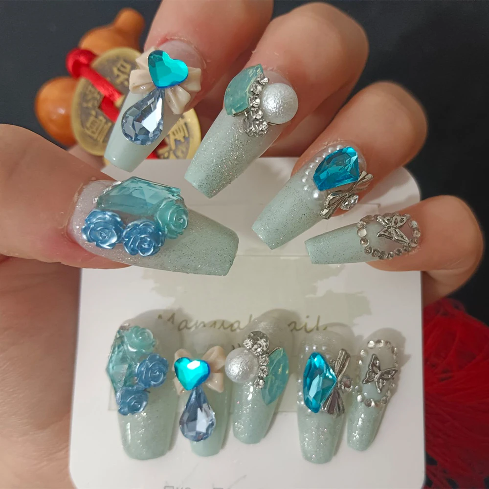 【 Cool Summer 】 Blue As The Base Color Press on Nails Jasnoniebieskie kolorowe diamenty mogą być noszone jak sztuczne paznokcie Prosty design