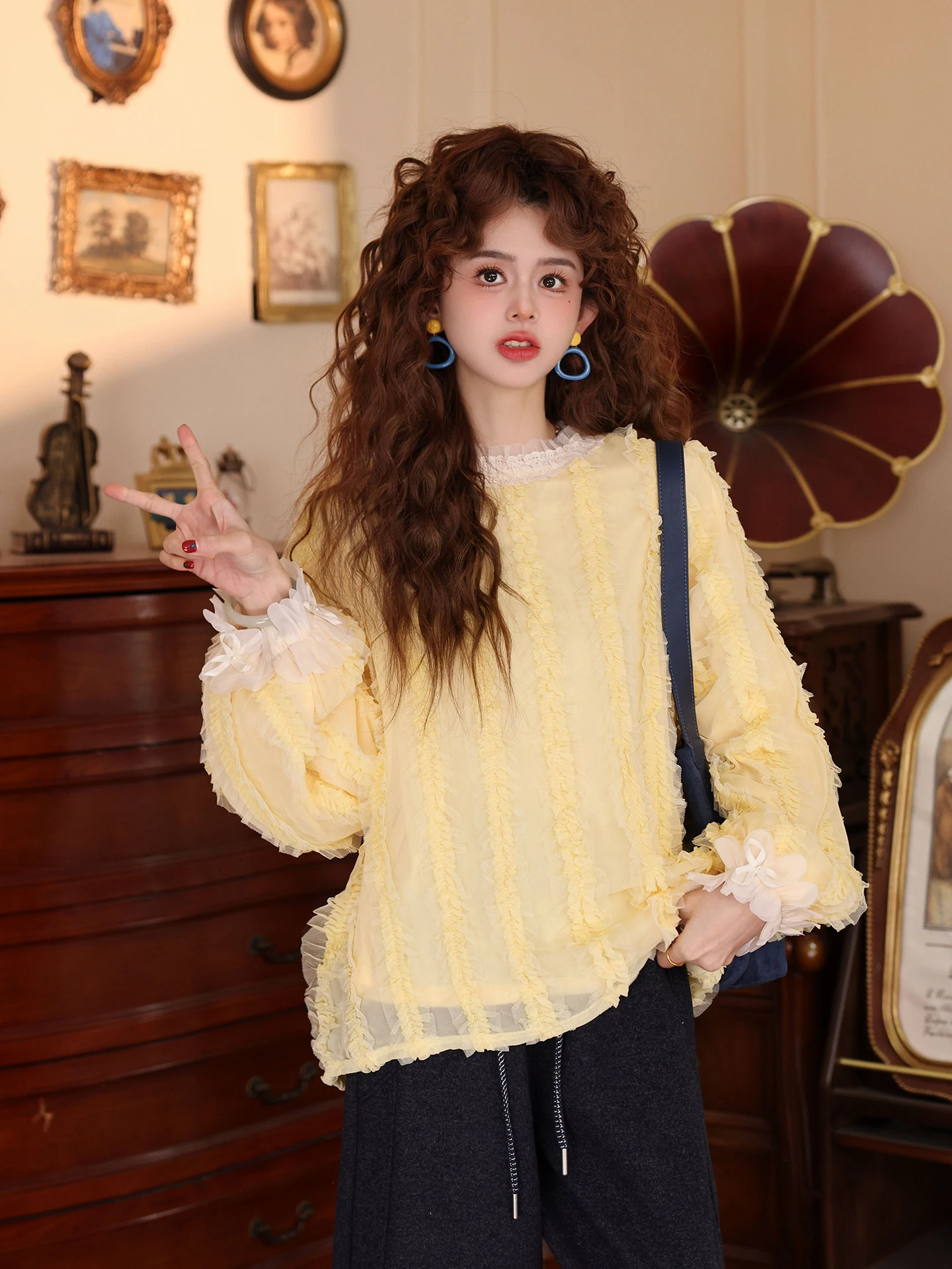 

Женская мягкая футболка из полиэстера с цветочным узором Chen Jiajie Matures Loquat Hong Kong Sle Retro Lace Gentlewoman Loose Base T-irt Sve Lon...