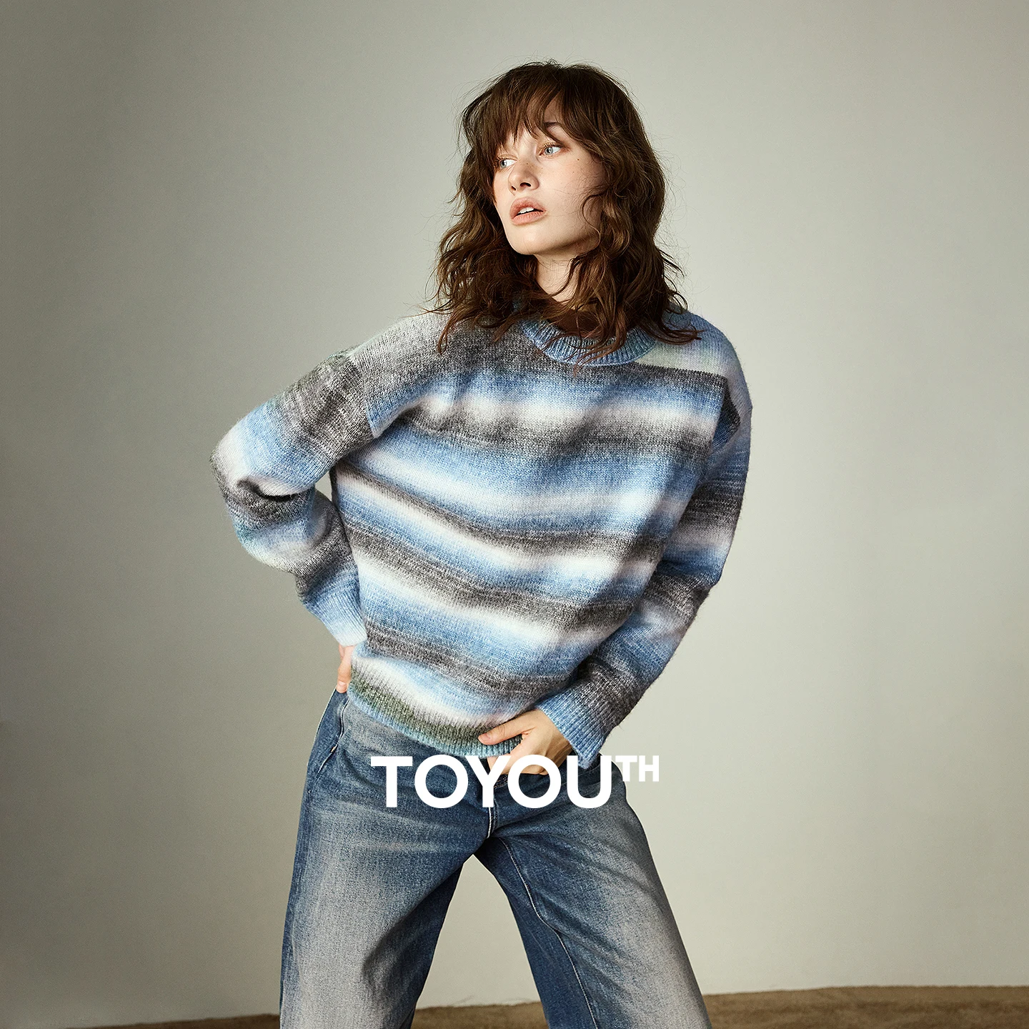 

TOYOUTH женский свитер 2025, новый зимний свободный вязаный топ с круглым вырезом и градиентной радужной полосой, длинный ворсовый вязаный топ