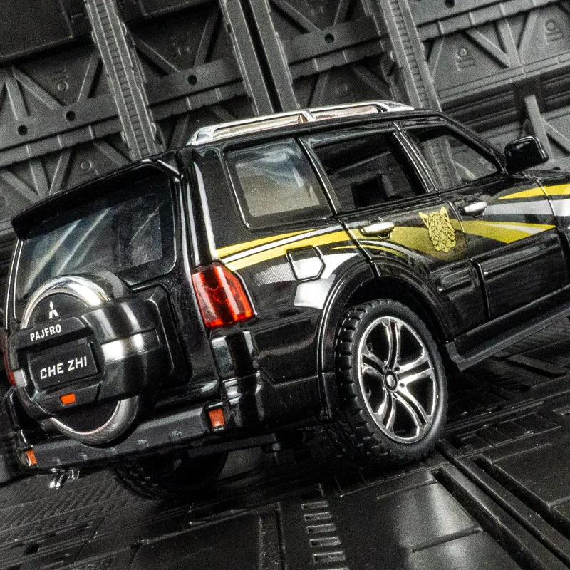 1:32 Mitsubishi Pajero aleación SUV vehículo todoterreno modelo decoración puertas y tapa del motor maletero puede abrir juguetes para niños