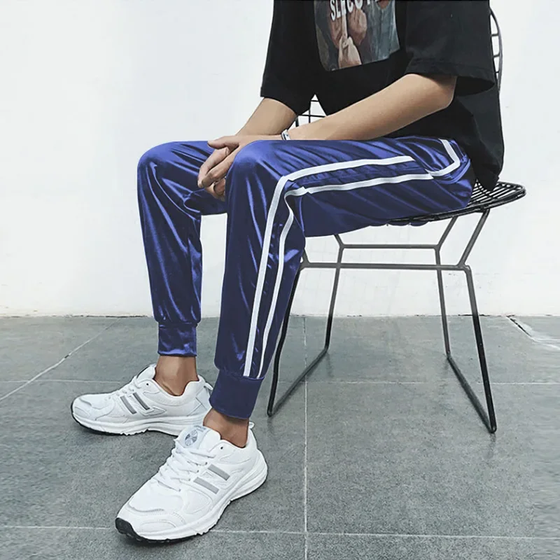 Nuovi pantaloni estivi in tessuto liscio in Chiffon pantaloni Casual in seta di ghiaccio pantaloni sportivi a righe di seta sottili per uomo Streetwear