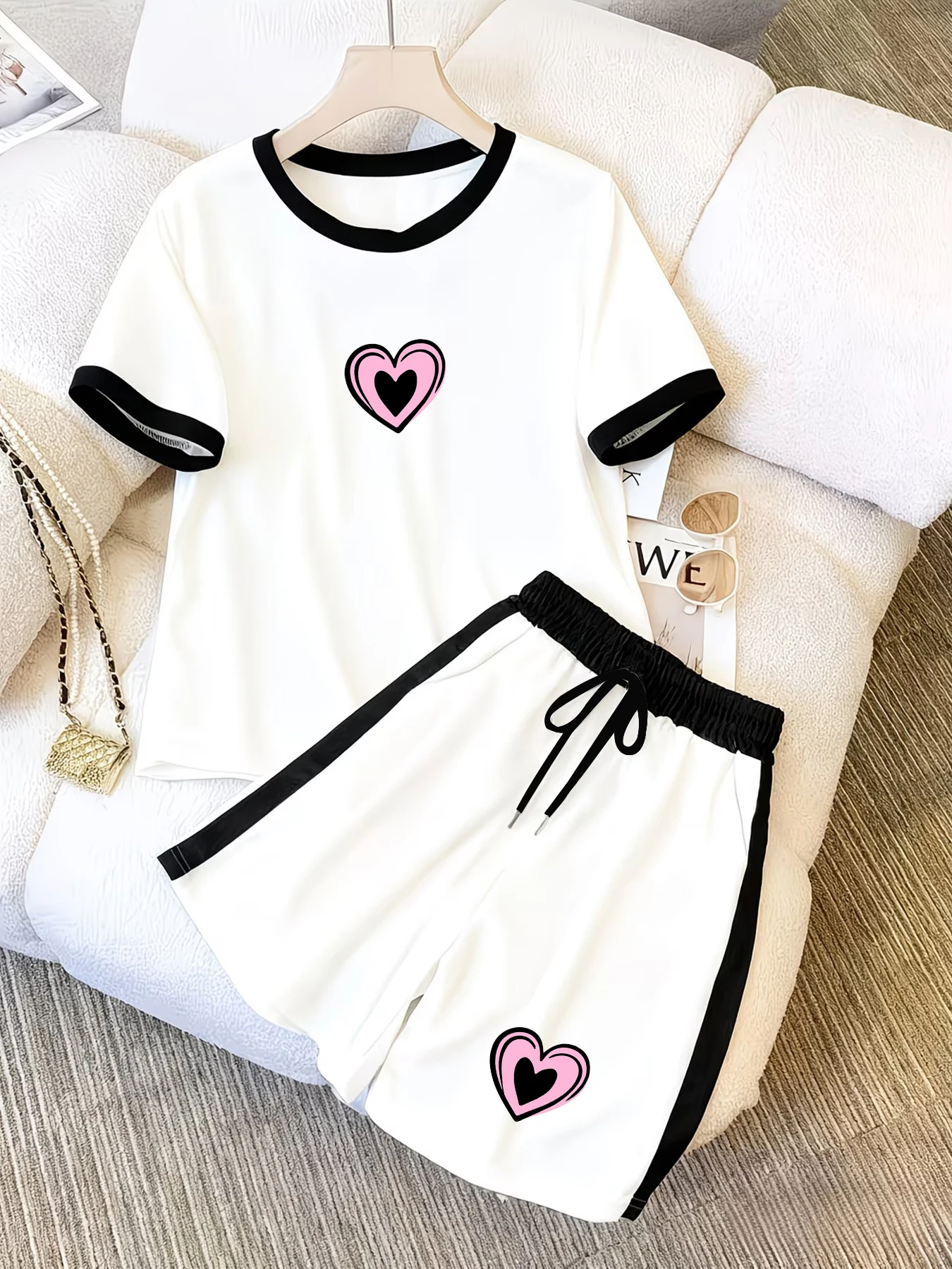 Sweet and Simple Style Heart-Themed Pink and Black Overlapping Heart Outline Print Women's Three-Piece Set Short-Sleeve Shorts and Long Pants Casual Sports Suit for Summer Daily Commuting, Shopping, Home Wear, Versatile for Multiple Occasions, Casual and Versatile Women's Outfit