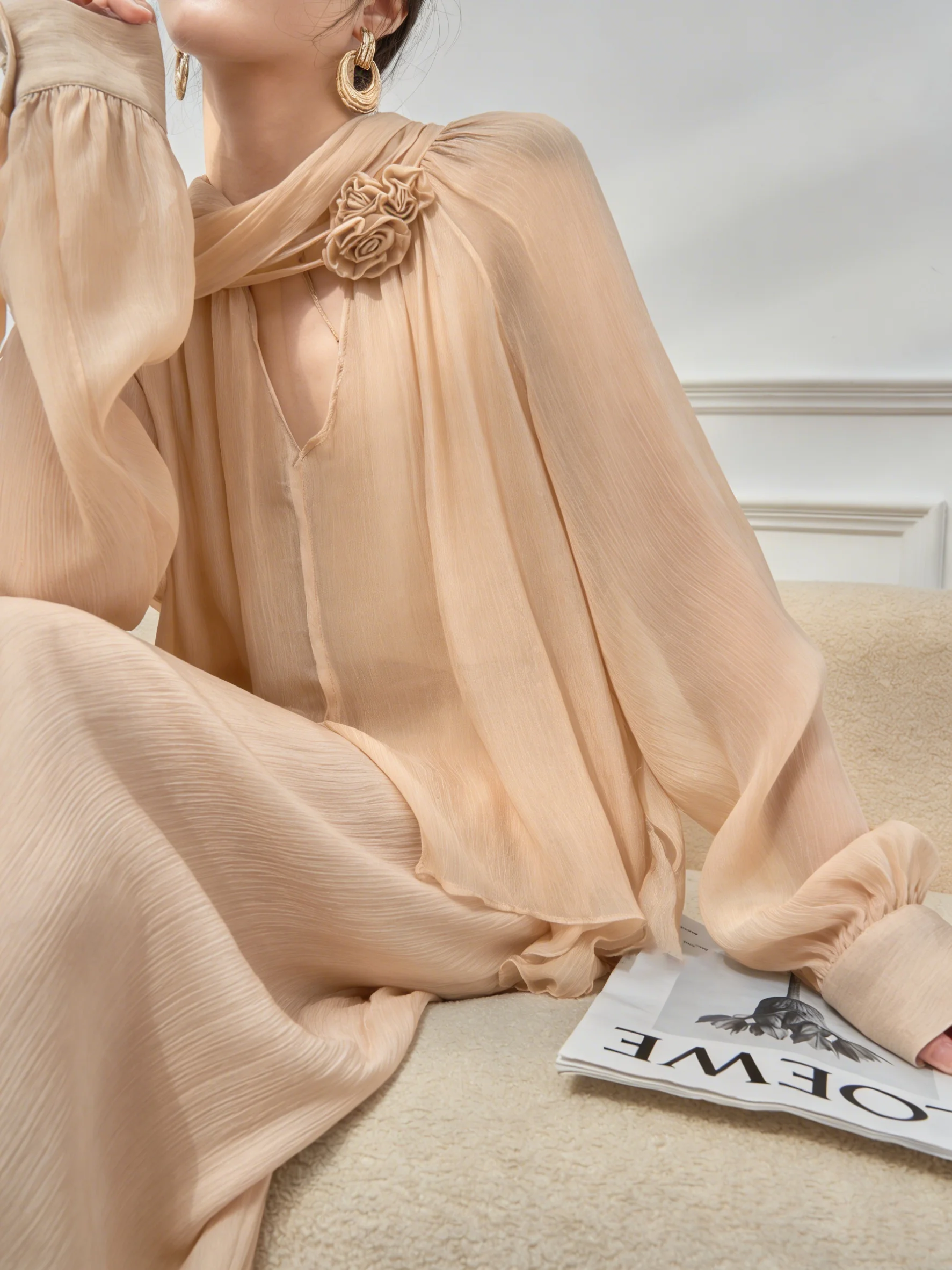 

Элегантный полупринтованный комплект из шифоновой блузки и юбки с цветочным узором для женщин: уникальный дизайн, весенний сезон, повседневная одежда, свободный крой.