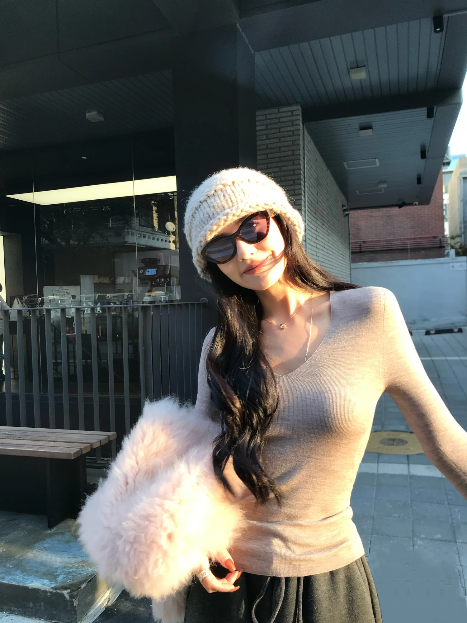 

Элегантная базовая футболка с V-образным вырезом из премиальной пряжи, с длинным рукавом, для повседневной носки, зимняя коллекция