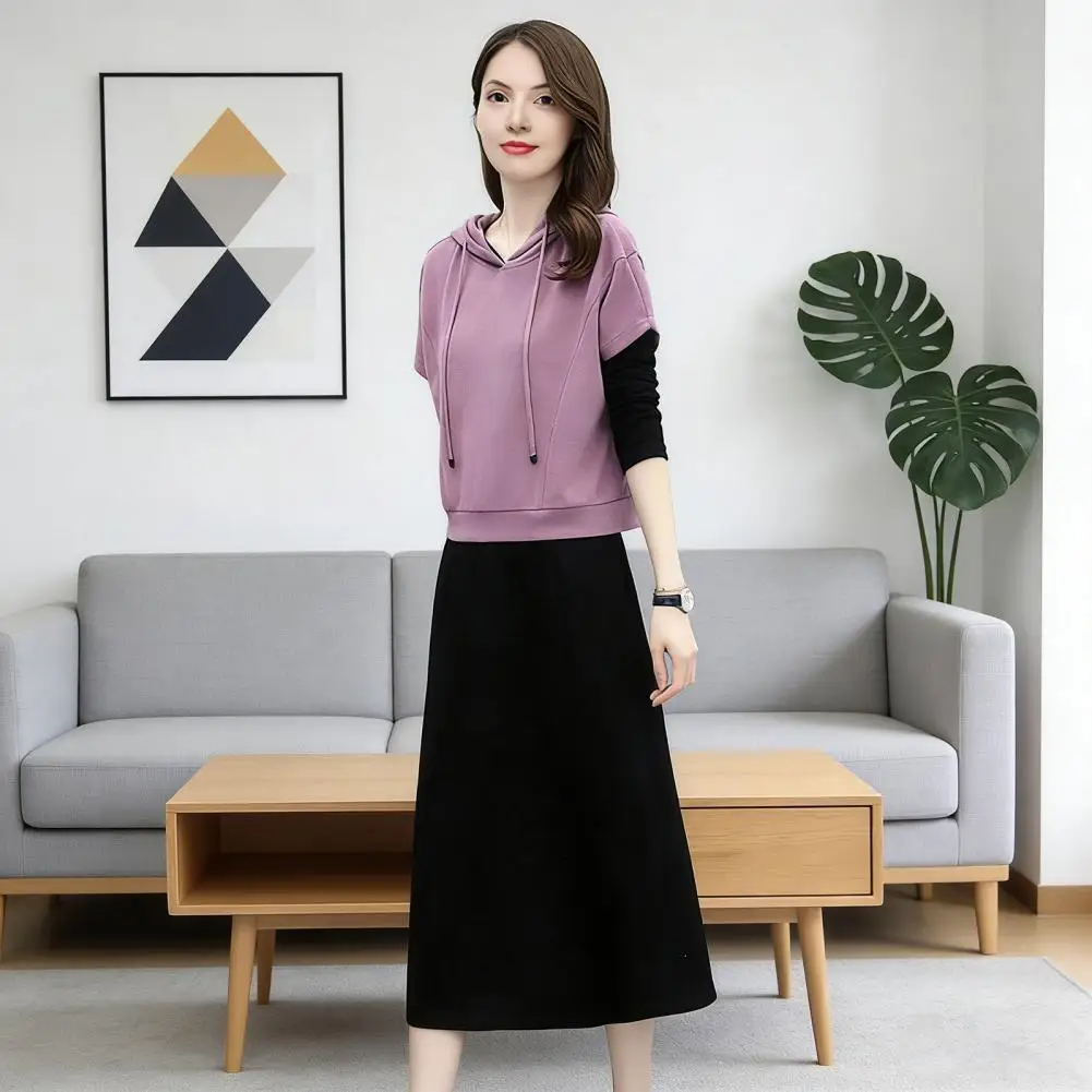 

Женский комплект из 2 предметов: толстовка с капюшоном на шнурке и юбка миди. Повседневный домашний комплект. Простой дизайн. Осенне-весенние наряды.