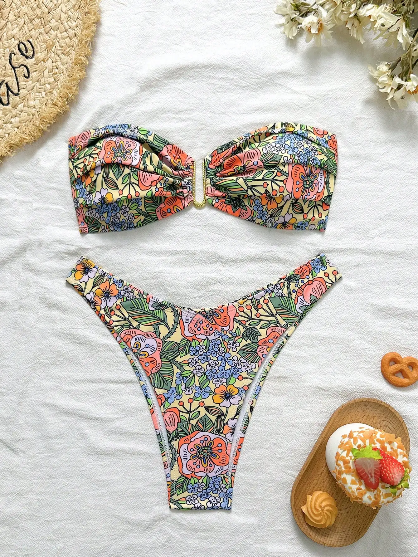 

Женский комплект бикини из двух частей с цветочным принтом и металлическим декором для пляжного отдыха